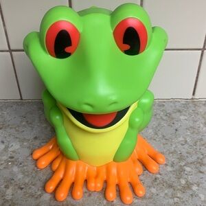 This is a Rainforest Tree Frog 3D souvenir drink sipper cup. Preowned